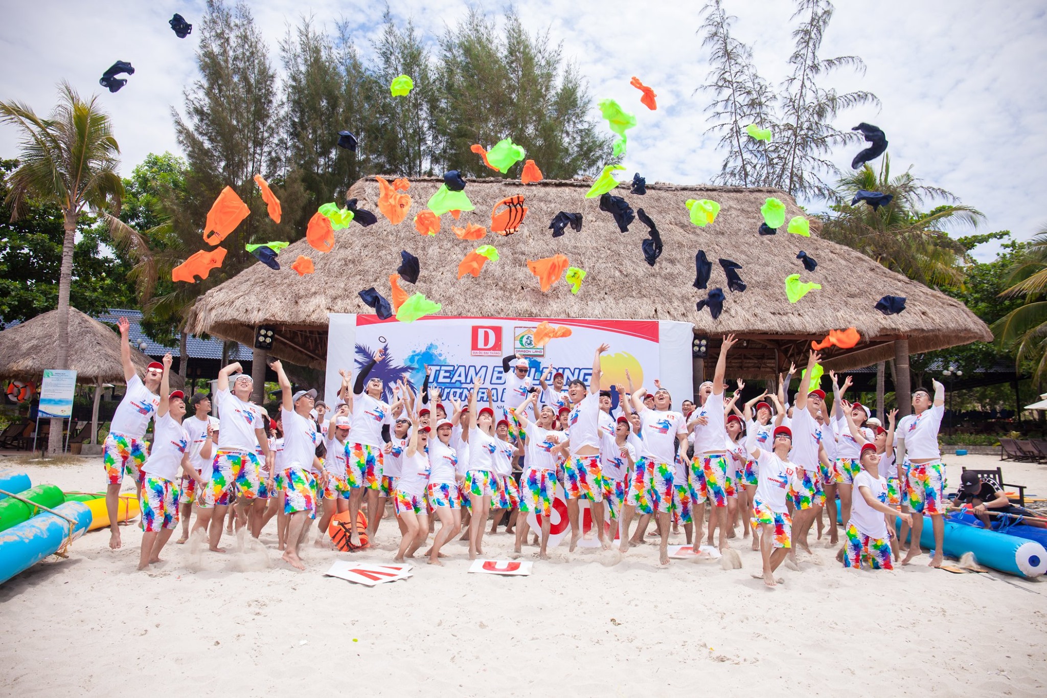 áo trắng team building